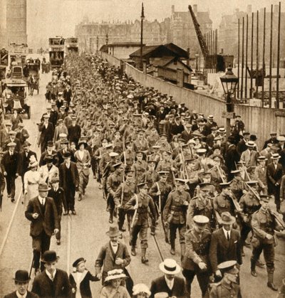 サマーキャンプからの領土-ウェストミンスターブリッジを越えて容易に行進するテリア、1914-1918、1933年。 作： Unbekannt