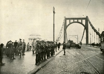 1919年、ケルンのライン川に架かる橋を守っている18人目の夫人。 作： Unbekannt