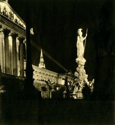 夜のオーストリア国会議事堂、ウィーン、オーストリア、c1935。 作： Unbekannt