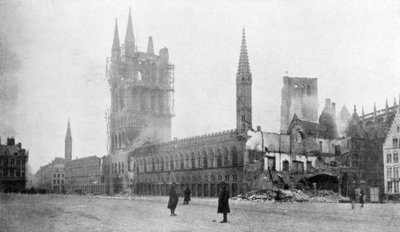 1914年11月24日、ベルギー、イープルの鐘楼と布のホール 作： Unbekannt
