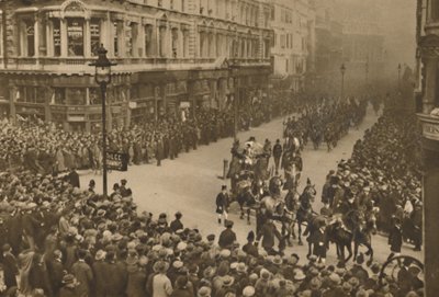 市長はビクトリアストリートに女王の新市長とその行列を見守るためにc1935と並ぶ。 作： Unbekannt