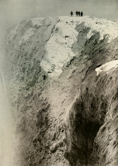 エレバスのクレーター、深さ900フィート、ハーフマイル幅、1908年、1909年。 作： Unbekannt