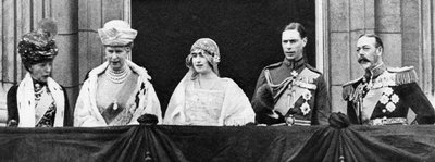 1923年4月の結婚後、バッキンガム宮殿で公爵と公爵夫人 作： Unbekannt