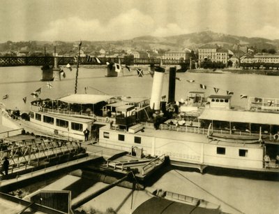 ドナウ川に浮かぶフランツシューベルトの汽船、アッパーオーストリア、c1935。 作： Unbekannt