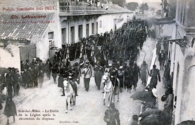 1906年、アルジェリアのシディベルアベスの通りを練り歩くフランス外人部隊 作： Unbekannt