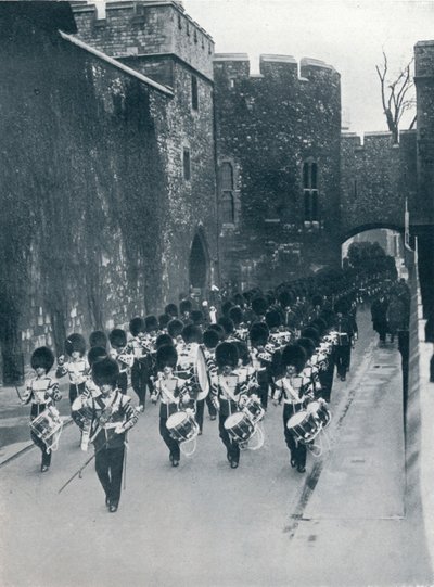 ロンドン塔を去る警備員、c1914 作： Unbekannt