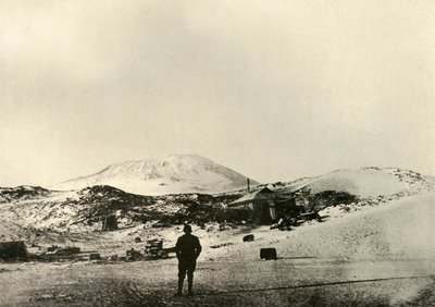 1908年、1909年の秋にエレバス山を背景にした小屋。 作： Unbekannt