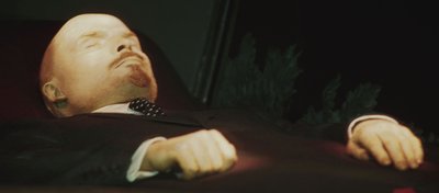 レーニン廟でのレーニンの死体 作： Unbekannt