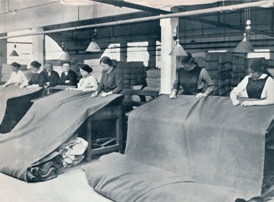 カーキの作成：完成した布の検査、c1914。 作： Unbekannt