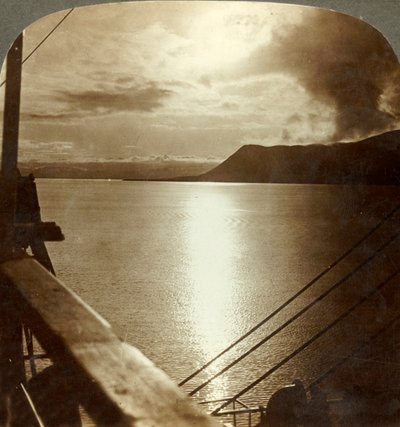 7月の真夜中の太陽、スピッツベルゲンと北極海の崖、c1905。 作： Unbekannt