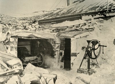 ガレージのモーターカー、右側のトウモロコシクラッシャー、c1908、1909。 作： Unbekannt