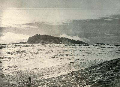エレバスの古いクレーター、背景に古いクレーター、c1908、1909 作： Unbekannt
