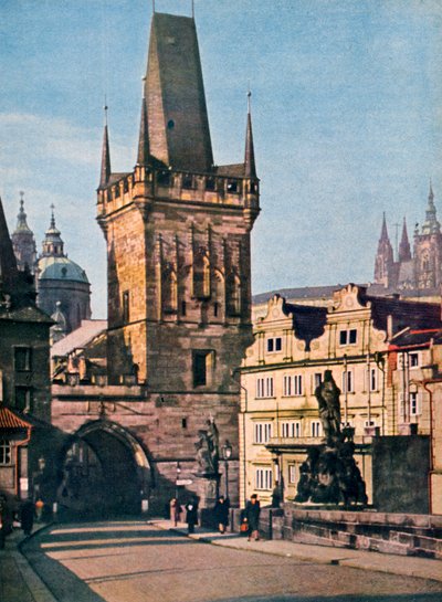 キングチャールズ橋の旧市街の端、プラハ、チェコ共和国、1943 作： Unbekannt