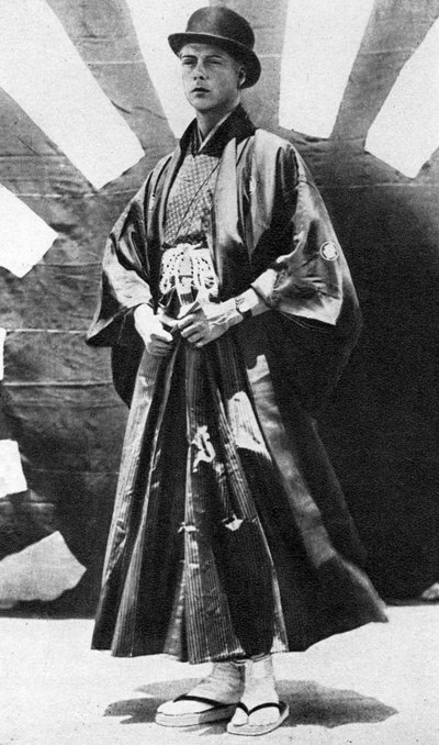 日本の衣装を着たプリンスオブウェールズ、日本、1922 作： Unbekannt