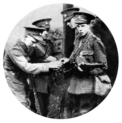1914年の第一次世界大戦、グレナディエ兵にライフルを装填したプリンスオブウェールズ 作： Unbekannt
