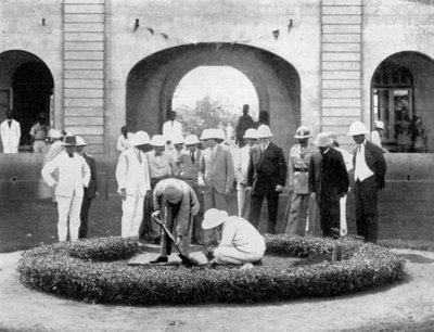 1926年、ガーナのクマシチャーチカレッジに植樹したプリンスオブウェールズ 作： Unbekannt