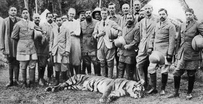 ネパールで射撃するプリンスオブウェールズのトラ、インディアンツアー、1921年 作： Unbekannt