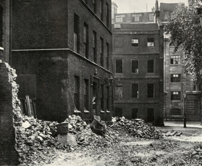 1934年、フェッターレーンと解体を待つ遺棄された家々からのゲートウェイのサイト。 作： Unbekannt