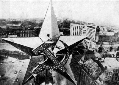 1935年、モスクワのクレムリンのニコルスキータワーを超えるソビエトの星 作： Unbekannt