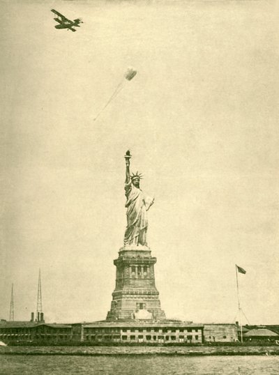 自由の女神、隆起したたいまつ、ニューヨークハーバー、c1930。 作： Unbekannt