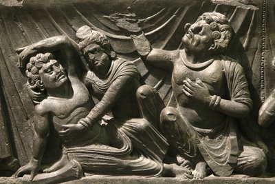 ヴィクトリア・アンド・アルバート博物館。仏陀の死（パリニルヴァーナ）のレリーフの一部。200-400.クシャーン時代。シスト。ガンダーラ/パキスタン北西部。連合王国 作： Unbekannt