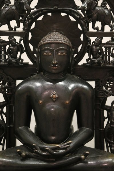 ヴィクトリア・アンド・アルバート博物館Jina Shantinatha.1168年、バックプレートは1300-1500年頃。銅合金に銀と銅の象嵌を施したもの。おそらく西インド。イギリス 作： Unbekannt