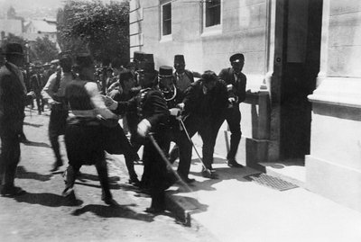 1914 年 6 月 28 日の暗殺者 Gavrilo Princip の逮捕。 作： Unbekannt