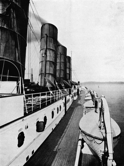 1915年に救命ボートを示したルシタニアのボートデッキ 作： Unbekannt