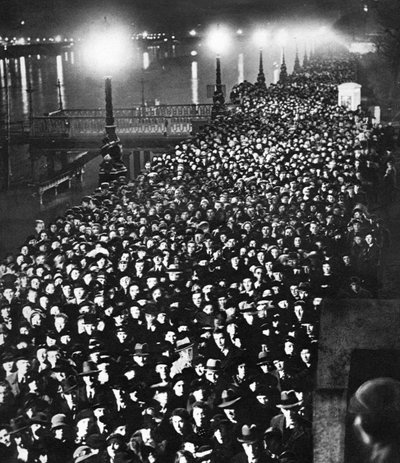 1936年1月、ロンドンのウェストミンスターホールで、キングジョージ対カタファルクのそばを通過するのを待っている群衆 作： Unbekannt