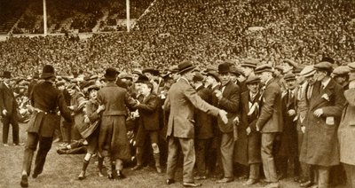 最初のFAカップ決勝は、1923年4月28日、1935年にロンドンの新しいウェンブリースタジアムで開催されます。 作： Unbekannt