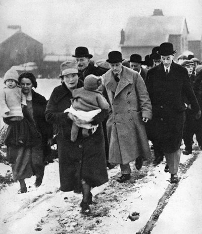 ダラム州ウィンラトンで雪の中を歩く未来のエドワード8世、1929年 作： Unbekannt