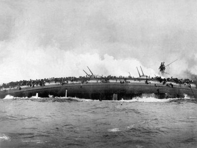 ドイツの装甲巡洋艦SMSBlücherは、英国軍艦から複数の攻撃を受けた後に沈没しました 作： Unbekannt