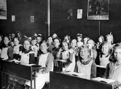 1926-1927年、ロンドンのバーキングサイドにあるバーナルドス博士の家に住んでいる女の子 作： Unbekannt
