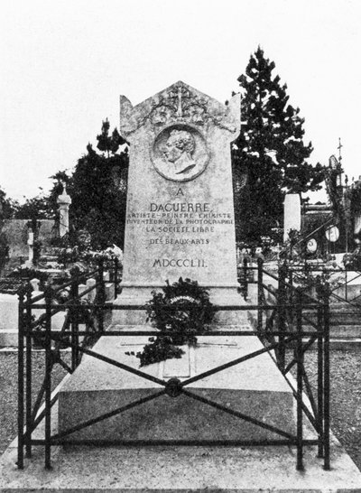 フランスの写真家、ルイ・ダゲールの墓石 ブライ＝シュル＝マルヌにあるルイ・ジャック・マンデ・ダゲール（1787-1851）の墓石 作： Unbekannt