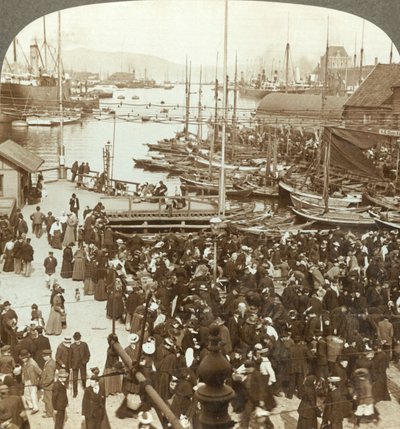 ノルウェー、c1905で最大の魚市場であるベルゲンの市場から北西にある港。 作： Unbekannt