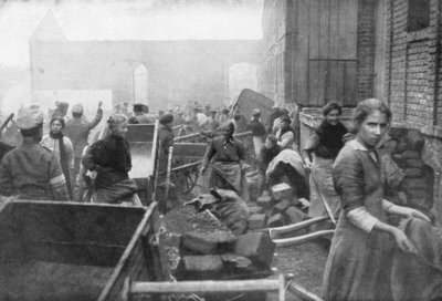 コードリーの住民は1918年にフランスのイギリス軍から食料を探すようになりました。 作： Unbekannt