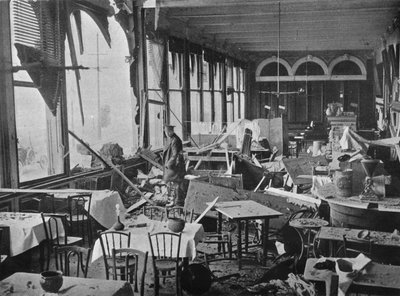 爆撃による被害を示すグランドホテルの内部、1914年 作： Unbekannt