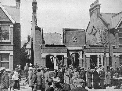 空襲の結果：サウスエンドの大破した家、1915年 作： Unbekannt