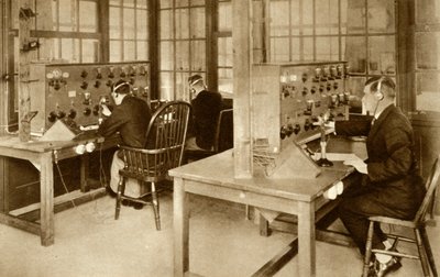 1928年、1935年、ロンドン南部のクロイドン飛行場にある無線通信室。 作： Unbekannt