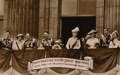 彼らの陛下シルバージュビリー1910-1935。 1935年、バッキンガム宮殿のバルコニーで王室。 作： Unbekannt