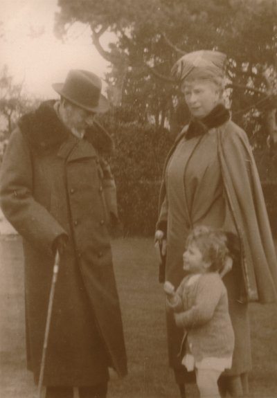 彼らの王と女王は、1930年にボグノールのクレイグワイル邸でエリザベス王女と王妃になりました。 作： Unbekannt