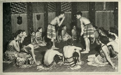 ネイティブスクールのファカレワレワにいるマオリの子供たちは、c1948のハンドゲームをプレイしています。 作： Unbekannt