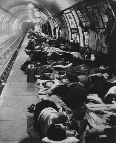 避難所に行った人々は新しい種類のナイトライフを始めました、1940年11月11日、1942年 作： Unbekannt