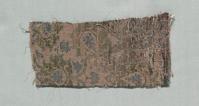 イタリアのゴシックシルクの3つの断片、1350〜1399年。 作： Unbekannt