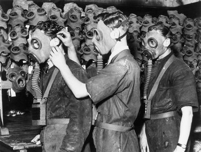 ガスマスクを装着した3人の男性（1930年代 作： Unbekannt