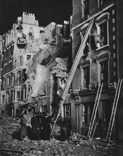 長い夜をかけて救急隊員が職場で捜索し、安全を助けました。1941年1942年 作： Unbekannt