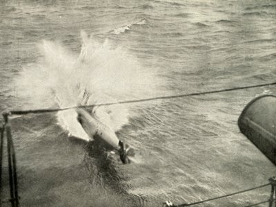 水に入る魚雷、1919年。 作： Unbekannt