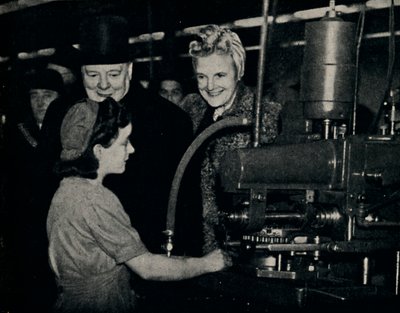 武器工場の検査ツアー、1940年代、1945年。 作： Unbekannt