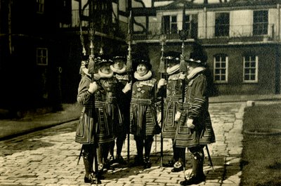 ロンドン塔ヨーマンウォーダー、c1920。 作： Unbekannt