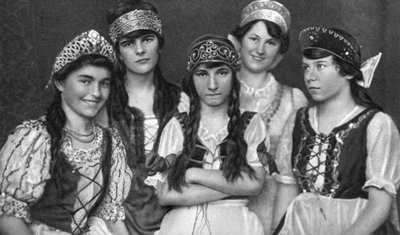 ハンガリーの女性が着用する伝統的な衣装、ハンガリー、1922 作： Unbekannt